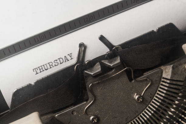 typewriter font thursday - typebar business retro revival letter imagens e fotografias de stock