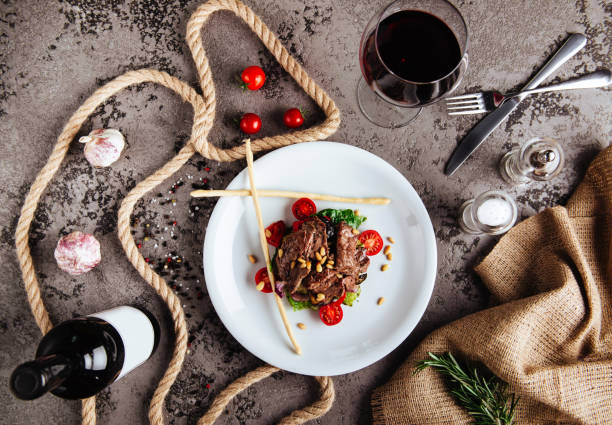 a la parrilla filete black angus y un vaso de vino tinto con tomates, romero - balsamic vinegar bottle vinegar red wine fotografías e imágenes de stock