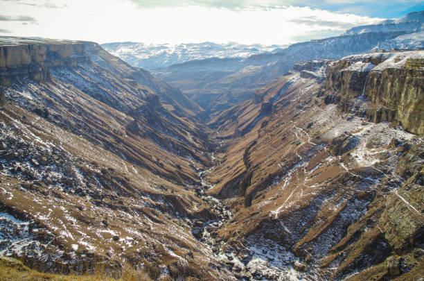 paisaje de invierno hermosa en el escénico cañón de tsolotlinskiy. naturaleza y viajes. rusia, norte del cáucaso, daguestán - extreme terrain eroded snow landscape fotografías e imágenes de stock