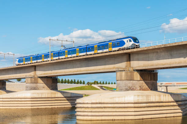 nederlands trein kruising van de schweller van de rivier de waal tegenover de stad van nijmegen - ns stockfoto's en -beelden