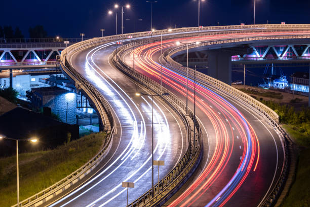 listras luz do carro estrada. pintura de listras de luz de noite. fotografia de longa exposição. - long exposure flash - fotografias e filmes do acervo