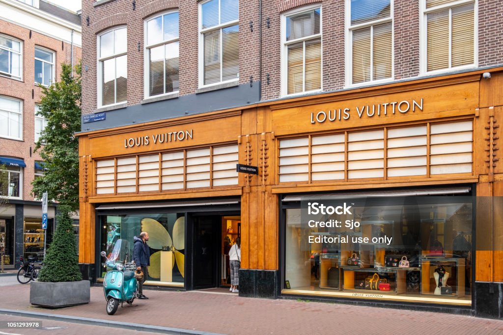 Photo libre de droit de Louis Vuitton Store Dans Le Pc Hooftstraat