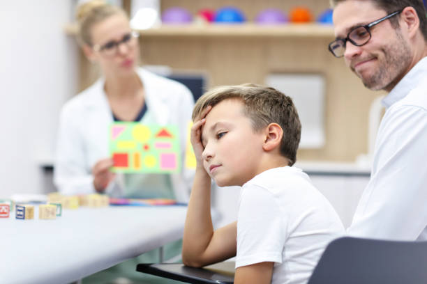 psychologue pour enfants travaillant avec la famille au bureau - male nurse nurse doctor group of people photos et images de collection