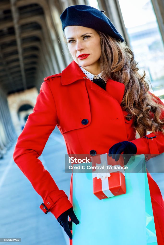 Frau In Paris mit Einkaufstasche und Weihnachten präsentieren box - Lizenzfrei Baskenmütze Stock-Foto