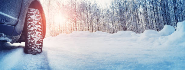 pneus de carro na estrada de inverno coberto de neve - off road vehicle 4x4 snow driving - fotografias e filmes do acervo