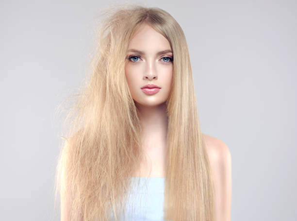 porträt des modells mit haar in verschiedenen zustand auf kopf. - frizzy hairstyle human hair women stock-fotos und bilder