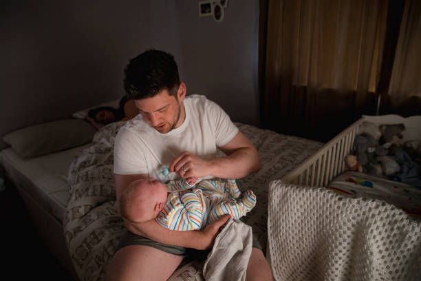 control sobre el bebé durante la noche - baby mother sleeping child fotografías e imágenes de stock