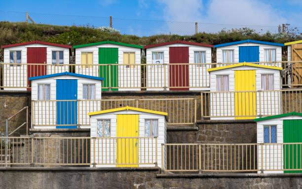 détail coloré de beach huts surplombant la plage de summerleaze, bude, cornwall. - bude photos et images de collection