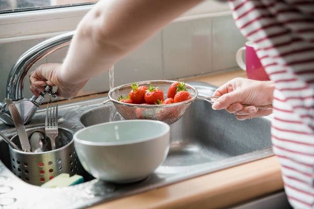 딸기에서 rinsing - washing fruit preparing food strawberry 뉴스 사진 이미지