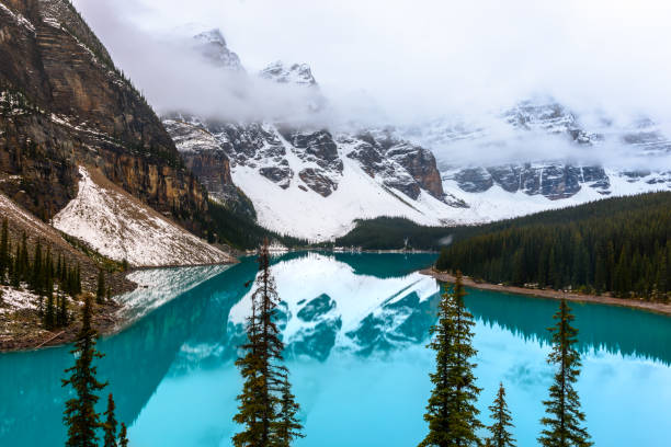 moraine-see an einem bewölkten tag - landscape national park lake louise moraine lake stock-fotos und bilder