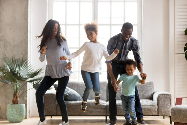 felice famiglia africana nera che balla a casa - african descent american culture exercising women foto e immagini stock