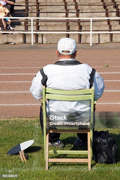 Árbitro De Espera Foto de stock y más banco de imágenes de Atletismo - Atletismo, Árbitro - Deportes, 60-64 años