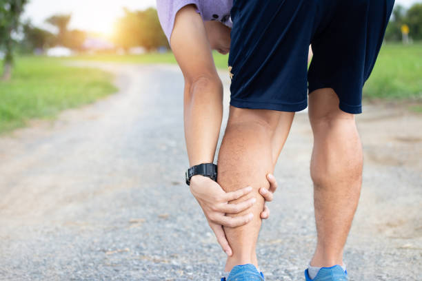 mężczyzna sportowiec biegacz mięśni i kostki szkody po joggingu. sportowiec biegacz dotykając mięśni w bolesne. pojęcie urazu mięśni i kostki. - cramp zdjęcia i obrazy z banku zdjęć