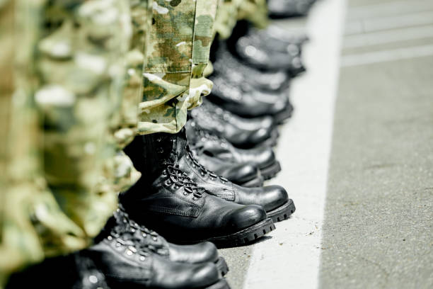 un paso por delante, las piernas en una fila - soldado ejército de tierra fotografías e imágenes de stock