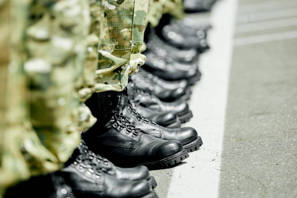 один шаг вперед, ноги в ряд - armed forces стоковые фото и изображения