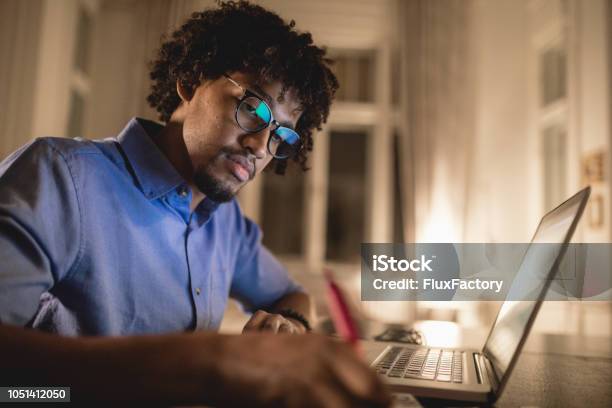 Schüler Einen Aufsatz Eine Nacht Vor Der Prüfung Stockfoto und mehr Bilder von Lernen - Lernen, Akademisches Lernen, Universitätsstudent