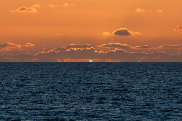 miglior tramonto flash verde - ocean scenic flash foto e immagini stock