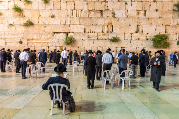 quartiere ebraico della piazza del muro occidentale, con persone che pregano al muro del pianto, città vecchia, gerusalemme, israele, medio oriente. - jerusalem middle the western wall israel foto e immagini stock