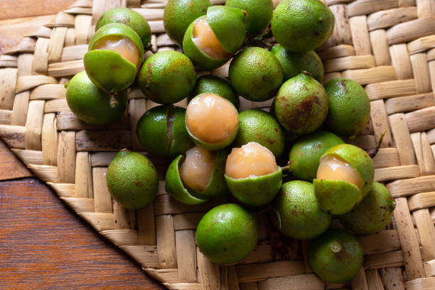 fruits frais huaya - quenette photos et images de collection