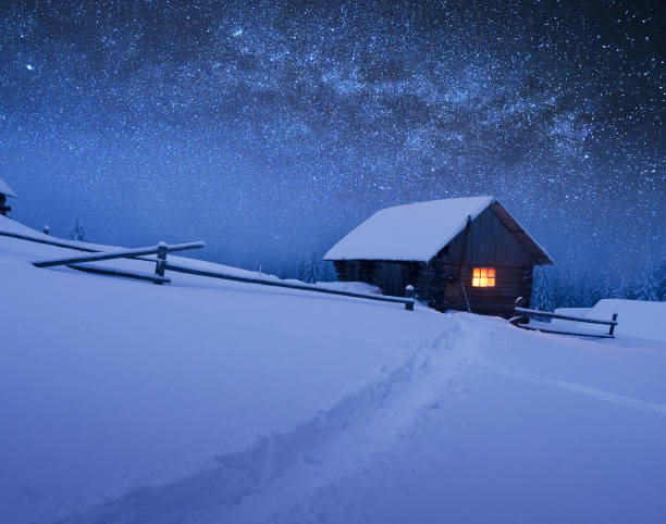 paysage de noël avec ciel étoilé - cabin winter snow hut photos et images de collection