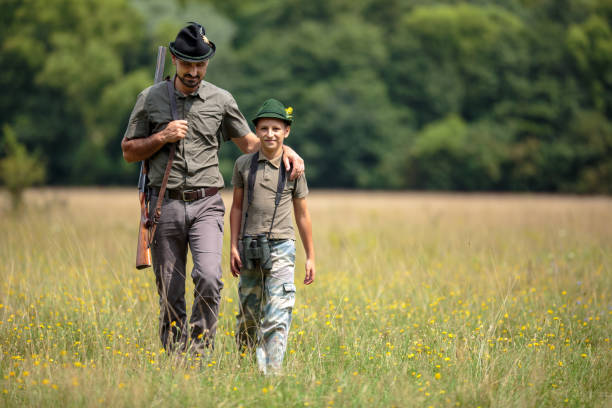 ranger y su hijo en el bosque - guardabosque trabajador de fincas fotografías e imágenes de stock