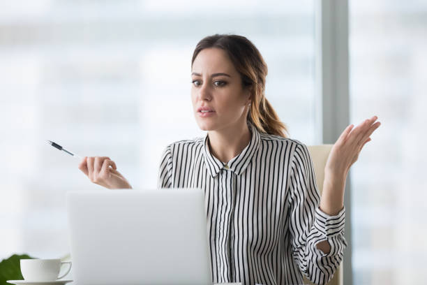 trabajadora confundida frustrado por el aviso de accidente de laptop - businesswoman frustration rudeness business fotografías e imágenes de stock