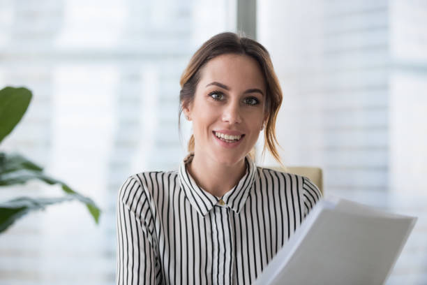 portrait de femme souriante regardant caméra posant - business women manager looking at camera photos et images de collection