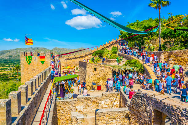 capdepera, espanha, 21 de maio de 2017: as pessoas estão passeando thorugh castelo de capdepera durante um mercado medieval, mallorca, espanha - medieval market - fotografias e filmes do acervo