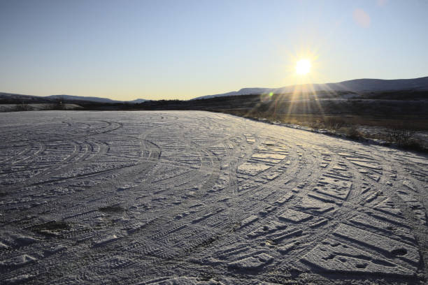 suelo helado en la frontera del círculo polar - clear sky diagonal snow winter fotografías e imágenes de stock