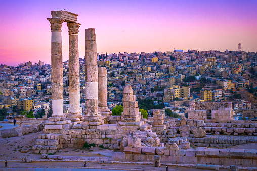 La puesta de sol de Jordania Amman sobre ruinas romanas photo