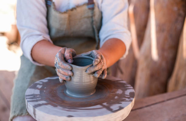 ポッターは、轆轤に土器を作成です。 - earthenware bowl ceramic dishware ストックフォトと画像