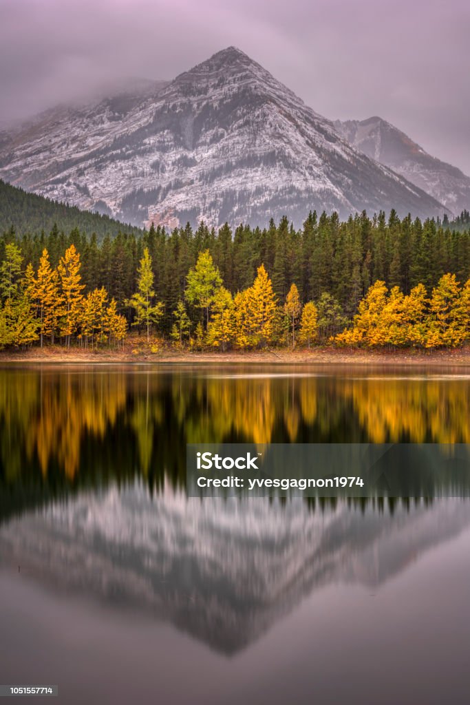 Montanha, refletindo no lago Lake, Kananaskis Alberta Canadá. - Foto de stock de Alberta royalty-free