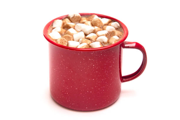 eine tasse heiße schokolade in einem roten metall-becher - marshmallow stock-fotos und bilder