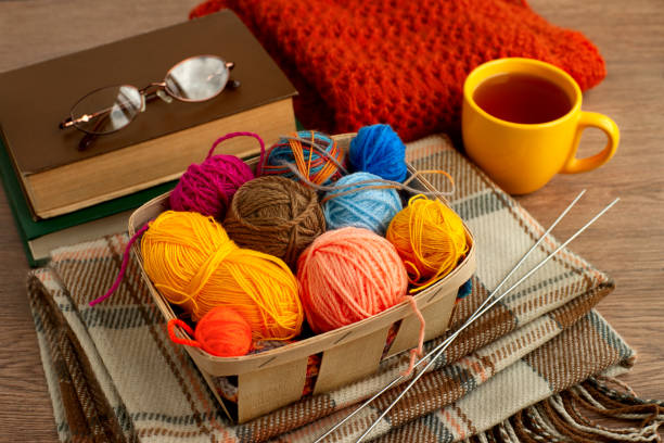 糸と編み針居心地の良い雰囲気の中で。 - knitting residential structure glasses hot drink ストックフォトと画像