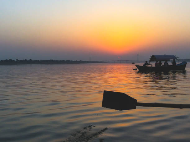 жизнь на реке ганга - varanasi indian culture nautical vessel ganges river стоковые фото и изображения