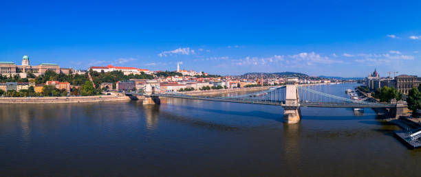 vista aérea de budapeste com ponte chain na hungria - budapest chain bridge panoramic hungary - fotografias e filmes do acervo