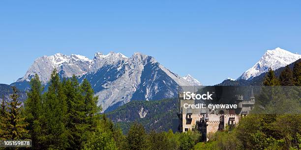 Castle Und Panoramablick Auf Die Alpen Stockfoto und mehr Bilder von Alpen - Alpen, Berg, Berggipfel