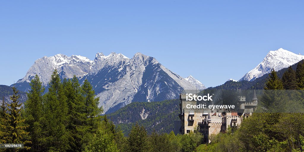 Castelo e panorama dos Alpes - Royalty-free Alpes Europeus Foto de stock