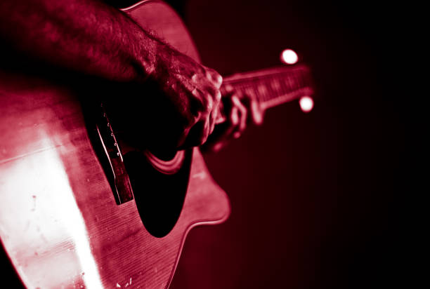 el guitarrista de jazz en el centro de atención - west midlands fotografías e imágenes de stock