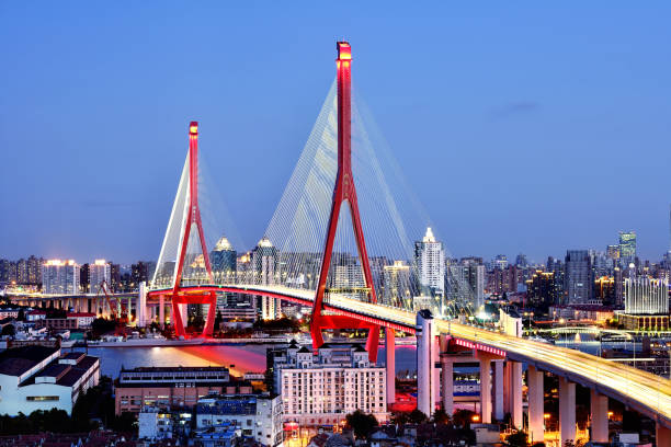 puente yangpu al atardecer, shanghai, china - puente yangpu fotos fotografías e imágenes de stock