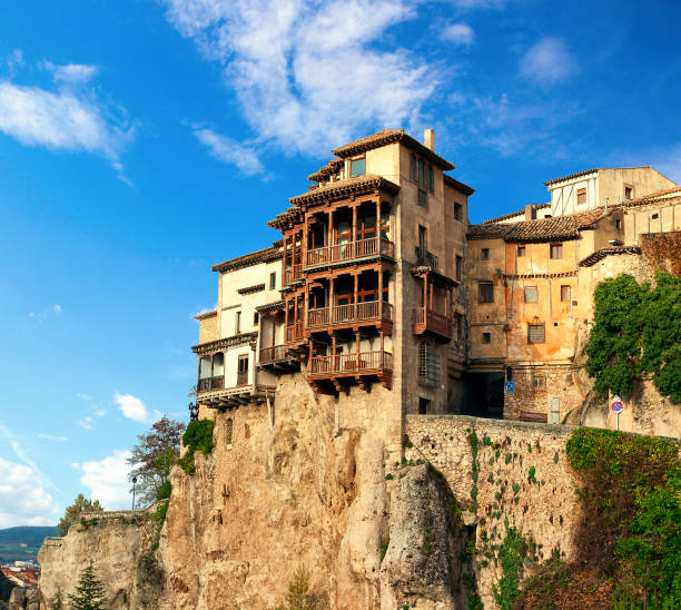 die casas colgadas (hängende häuser). hängende häuser in der mittelalterlichen stadt cuenca, castilla la mancha, spanien. - cuenca province stock-fotos und bilder