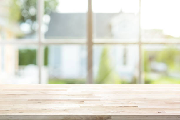 piano tavolo in legno con finestra e luce solare mattutina sullo sfondo - wood product foto e immagini stock