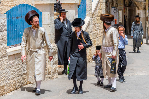 einer traditionellen orthodoxen jüdischen familie mit dem kind auf der mea shearin straße in jerusalem, israel. - ultra orthodox judaism stock-fotos und bilder