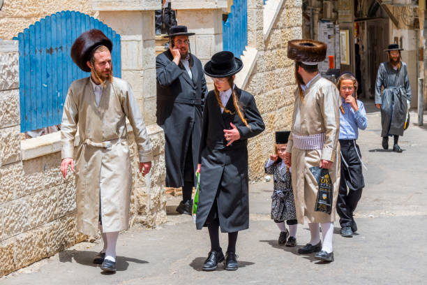 a traditional orthodox judaic family with the child on the mea shearin street in jerusalem, israel. - ultra orthodox judaism imagens e fotografias de stock