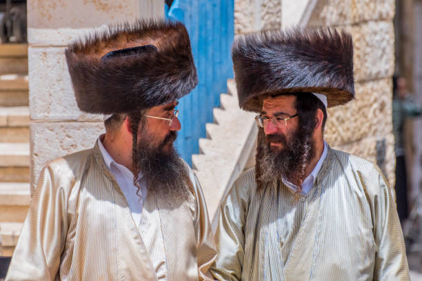 zwei orthodoxe jüdische männer auf der straße im stadtteil mea shearin, jerusalem, israel. - ultra orthodox judaism stock-fotos und bilder