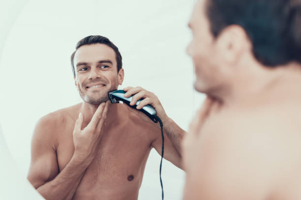 riflesso speculare dell'uomo lavarsi i denti in bagno - shaving men electric razor reflection foto e immagini stock