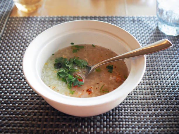 miska gotowanego ryżu z krewetkami w jasnej gorącej zupie. - thai cuisine chili cilantro seasoning zdjęcia i obrazy z banku zdjęć