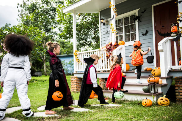 los niños pequeños truco o tratamiento - trick or treat fotografías e imágenes de stock