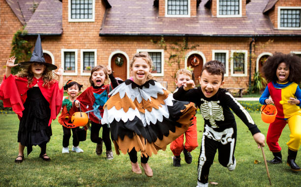 petits enfants lors d’une fête d’halloween - smiling little girls little boys autumn photos et images de collection