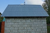 haus-der-grauen-wand-und-metall-ziegeldach-gegen-den-himmel.jpg?b=1&s=170x170&k=20&c=vNjZ0TnZH12z38-H6a3PA3FS3jMUN0CYBIxfPgKIDn8=